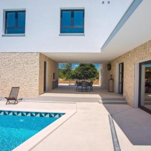 Split surroundings - Family Villa